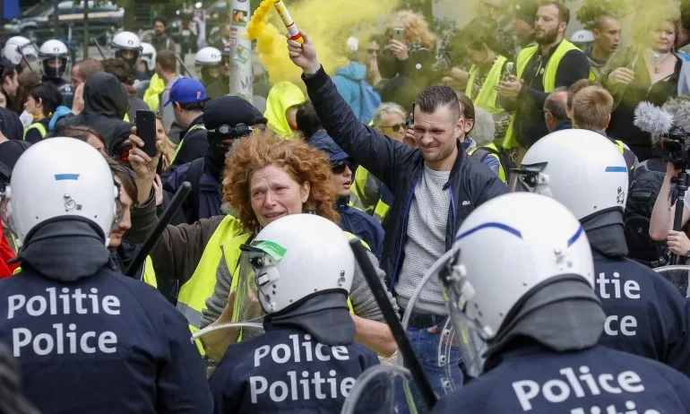 След парада за Деня на Бастилията – в Париж избухнаха сблъсъци - Tribune.bg