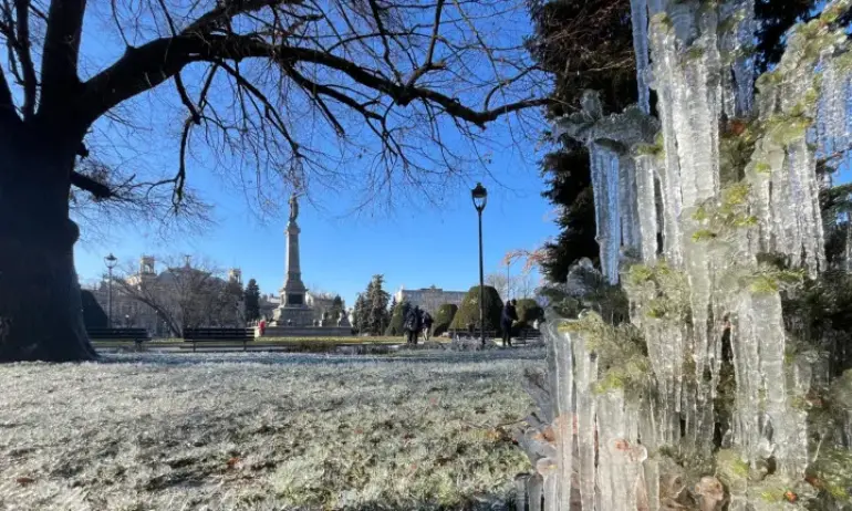 Поливна система обледи целия център на Русе, подозират саботаж - Tribune.bg