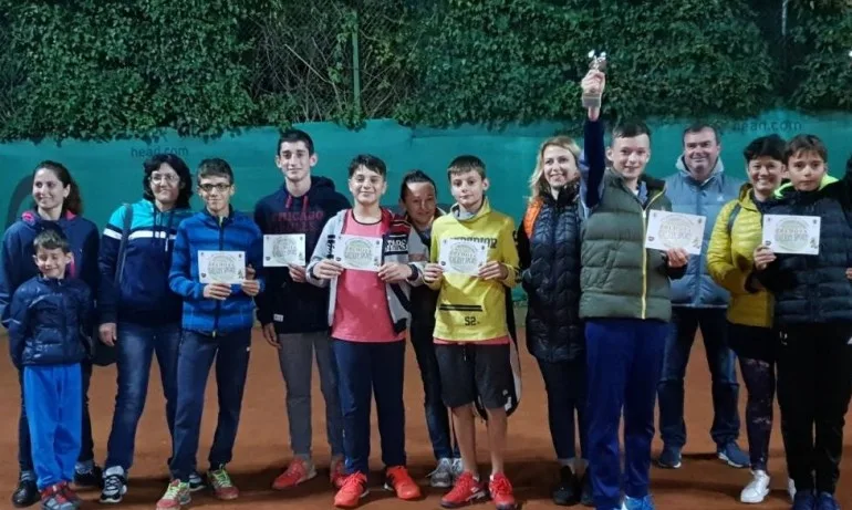 Георги Добрев и Елица Костова спечелиха регионално до 16 г. в Бургас - Tribune.bg