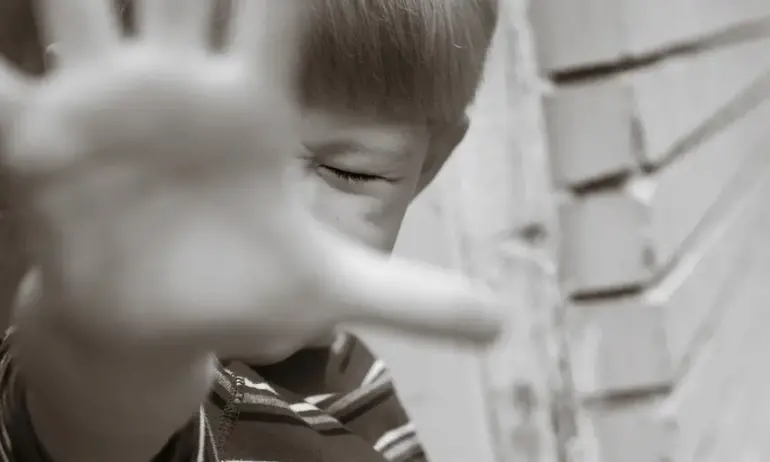 Реакция: Институциите се задействаха за детето, редящо плочки на 40 градусова жега в София - (ВИДЕО) - Tribune.bg