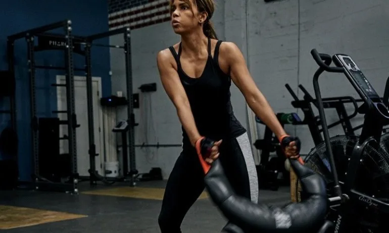 Холи Бери луда по български фитнес уред - Tribune.bg