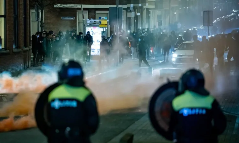 Над 150 арестувани през третата нощ на протести в Нидерландия - Tribune.bg