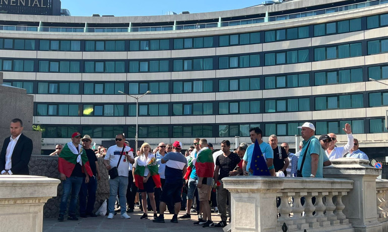 Протест пред НС иска оставката на кабинета Петков (СНИМКИ) - Tribune.bg