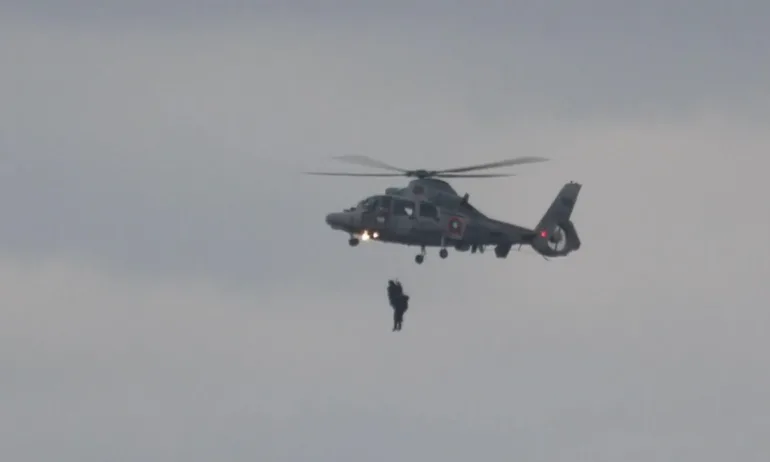 Евакуираха още четирима моряци от танкера Кайрос, изследват водата за замърсяване - Tribune.bg