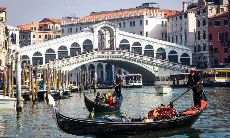 Туристи си свариха кафе на мост във Венеция, глобиха ги 1000 евро - Tribune.bg
