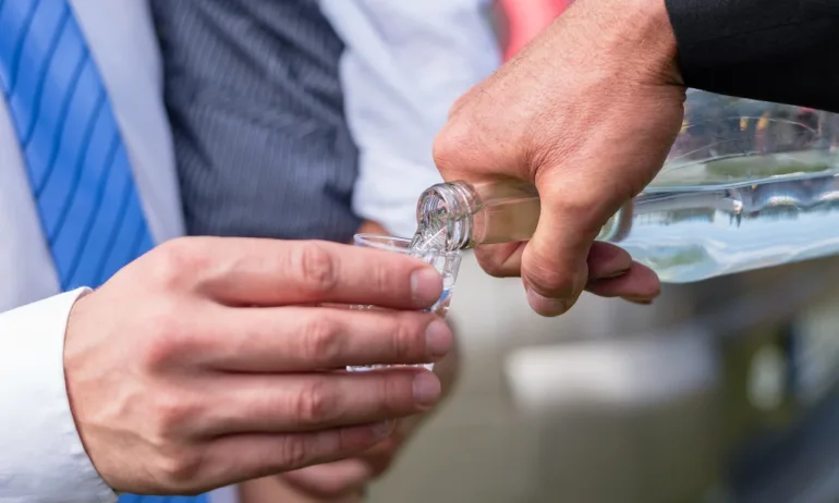 Фалити при малкия и среден бизнес след вдигането на акциза за алкохола - Tribune.bg