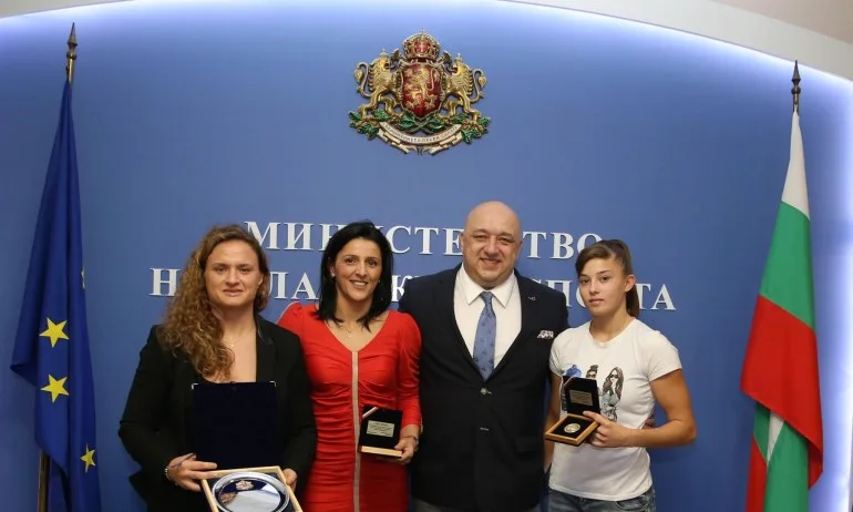 Министър Кралев награди самбистките за отличията на Мондиала в Южна Корея - Tribune.bg