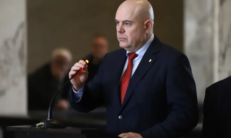 Санкциите срещу петимата български граждани идват седмица след като на