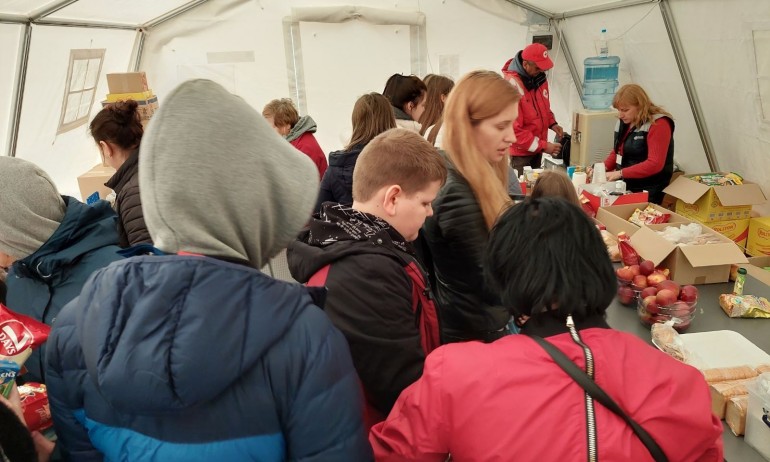 Държавата ще плаща здравните осигуровки на бежанците от Украйна - Tribune.bg