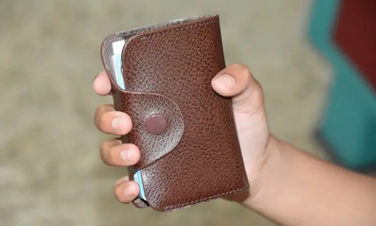 Кметът на Бургас похвали двама първокласници, които намериха чантичка с 250 лева и я предадоха на учителите си - Tribune.bg