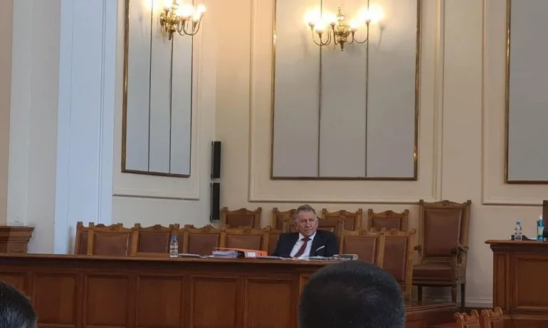 Стойчо Кацаров се настани в премиерския стол - Tribune.bg