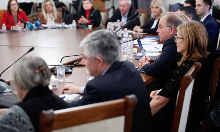 Конституционната комисия се събира извънредно заради промените на второ четене в основния закон - Tribune.bg