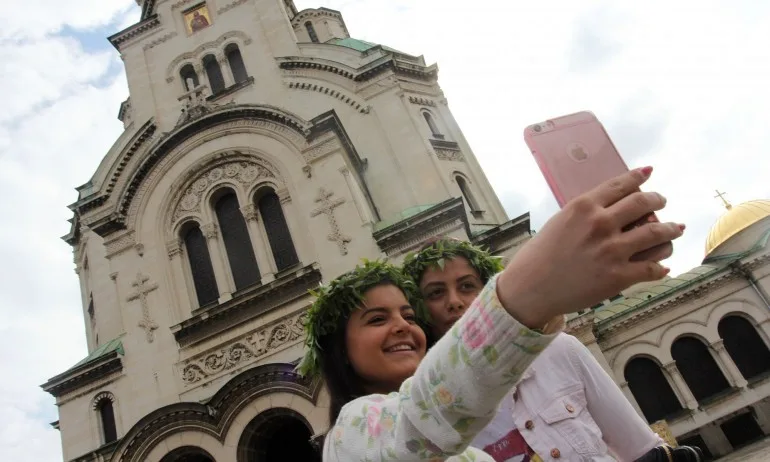 Над 370 900 души празнуват на Цветница - Tribune.bg