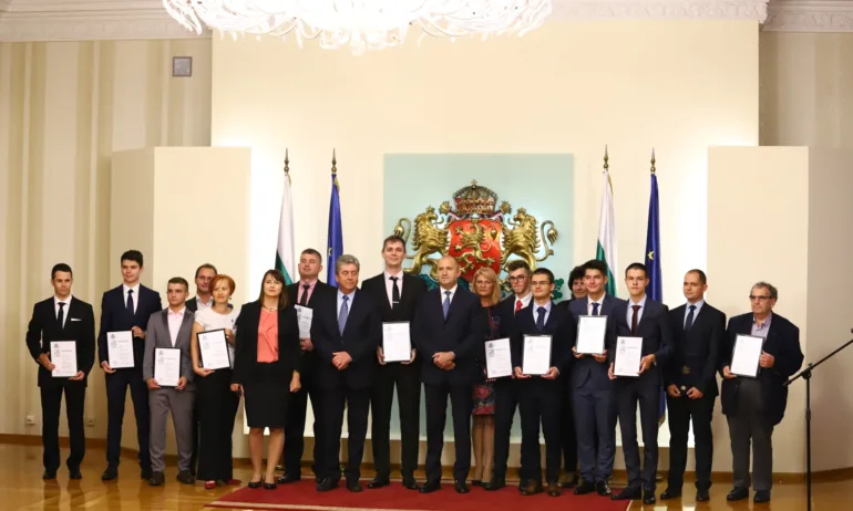 Радев връчи наградите Джон Атанасов на млади учени - Tribune.bg