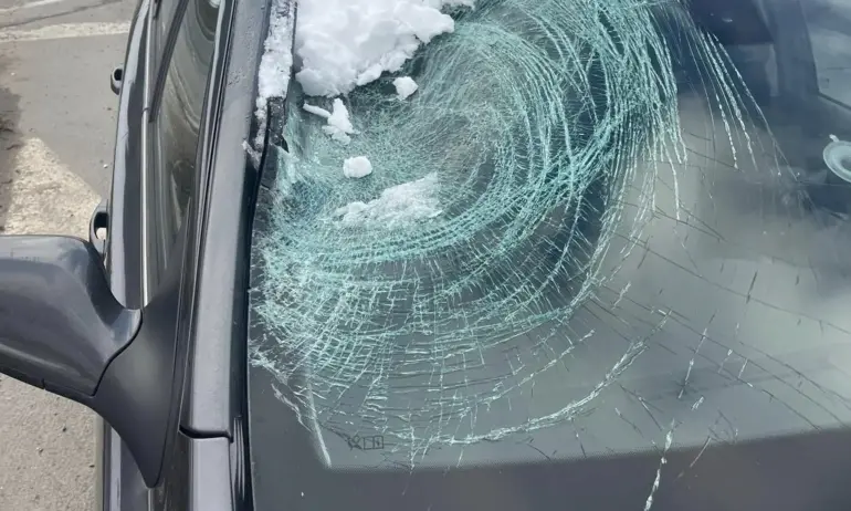 Деца чупят стъклата на автомобили със снежни топки в София - Tribune.bg
