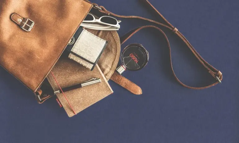 Добрият пример: Тийнейджъри откриха чанта с над 5 хил. лв. и я върнаха на собственичката - Tribune.bg