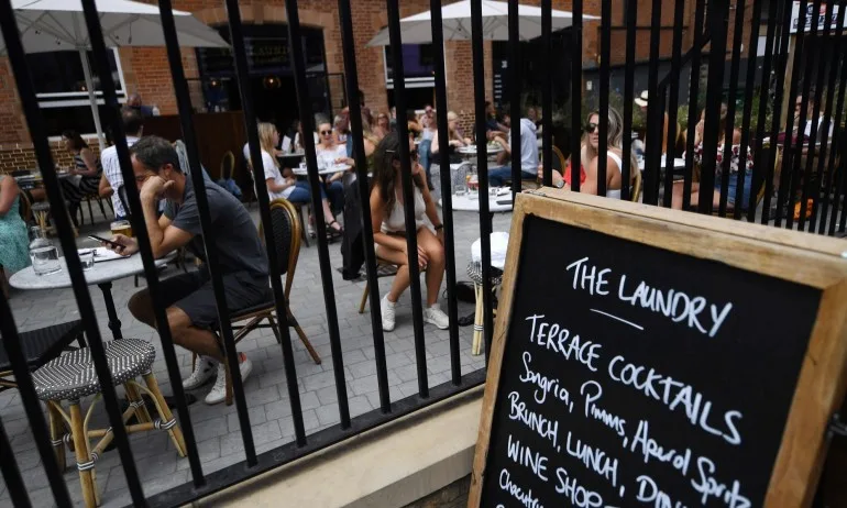 Заради COVID-19: От четвъртък ресторанти, баровете и пъбовете в Англия затварят в 22 часа - Tribune.bg