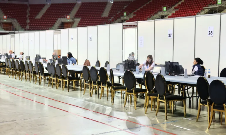 Започна приемането на протоколите на секционните избирателни комисии в зала Арена 8888 в София - Tribune.bg