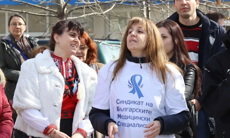 Медицинските сестри на Мая Манолова излизат на палатки пред здравното министерство - Tribune.bg