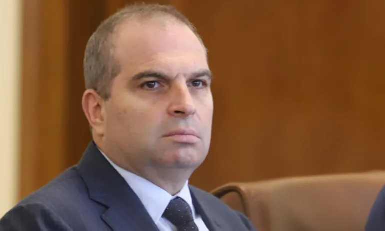 Вътрешният министър директно обвини Кирил Петков, че му е оказвал