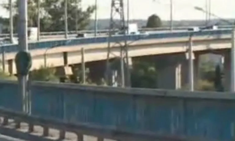 Камион падна от Аспаруховия мост във Варна, шофьорът загина - Tribune.bg