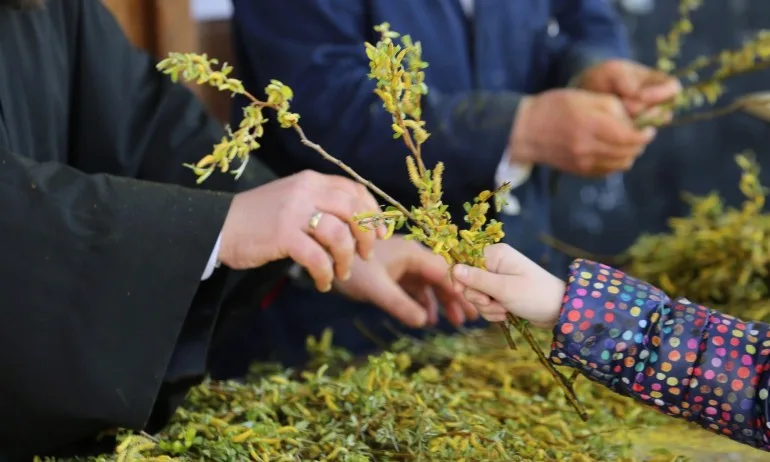 Христо Иванов, Румен Радев, Мая Манолова, Слави Трифонов, Корнелия Нинова – нито ред за църковния празник Цветница - Tribune.bg