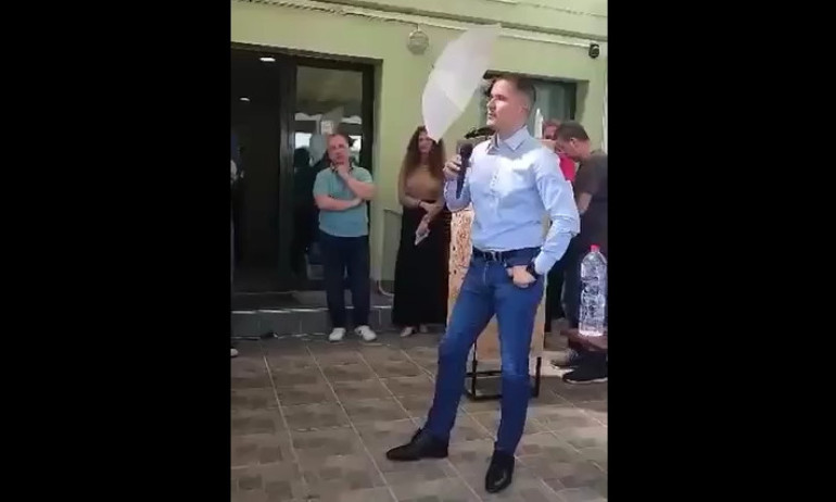 Новият шеф на тотото удивил подчинените си със стойки на тържество на тотализатора (ВИДЕО) - Tribune.bg