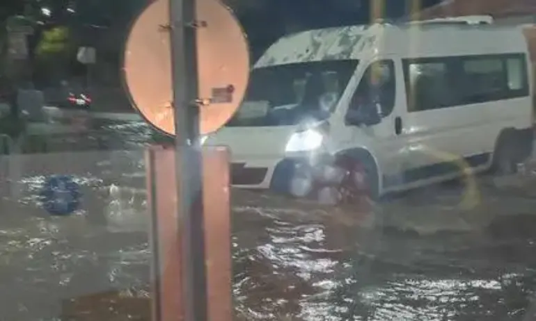 Излелият се през нощта дъжд предизвика наводнения в Перник. На