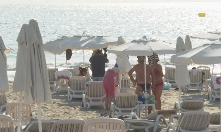 Оставиха в ареста спасителя, обвинен за побой заради чадър на плажа - Tribune.bg