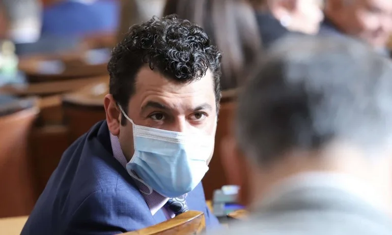 Будинов напръска с дезинфектант парламентарната трибуна срещу фалшивите новини на БСП - Tribune.bg