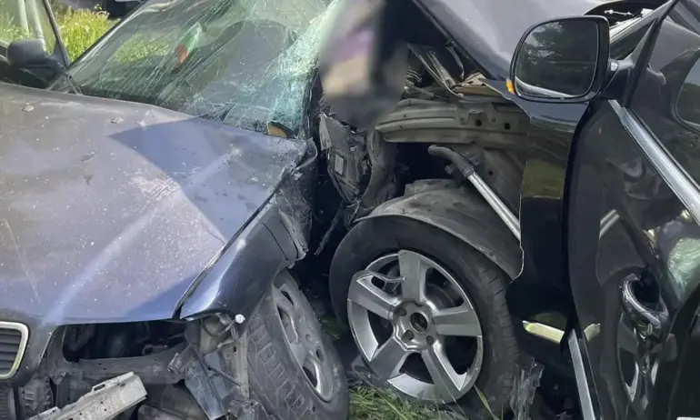 Свидетел отрече шофьорът на втория автомобил да е бил жив: вратата била като заварена, трудно извадили тялото