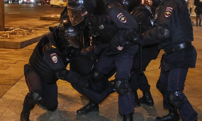 Затвор за руски журналист, публикувал в Туитър часа на протест в подкрепа на Навални - Tribune.bg