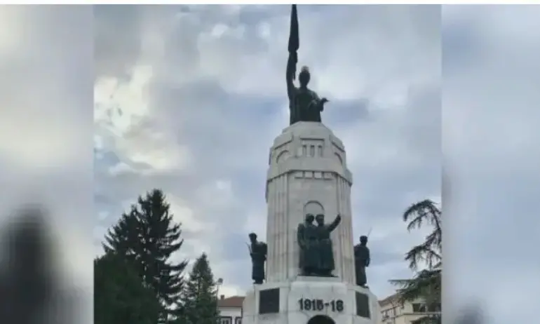 Хулиганска проява при Паметника „Майка България“ в Търново, има задържан 