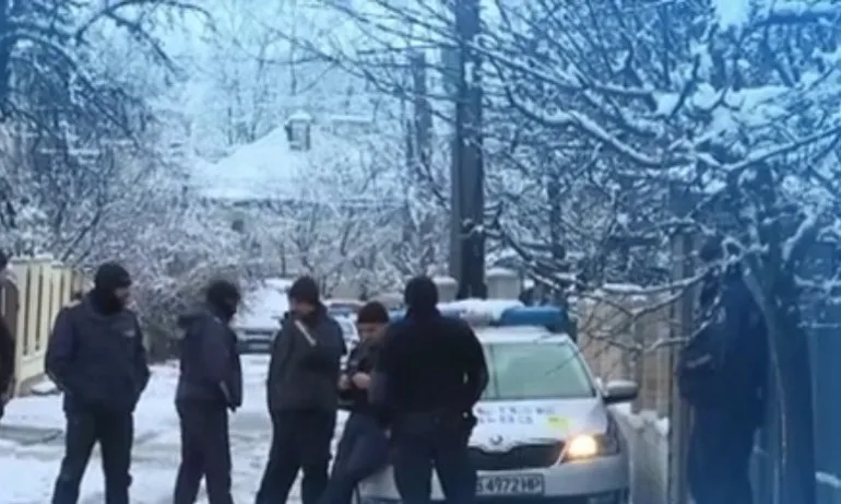 70 души щурмуват къщата в Мездра, където загина 8-годишно момче - Tribune.bg