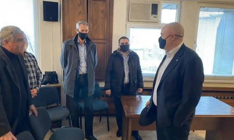 Гешев отиде в Мездра, където беше простреляно 8-годишно момче - Tribune.bg