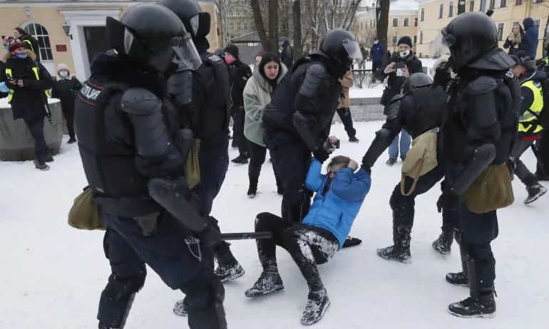 Над 4 000 арестувани по време на протестите в Русия (СНИМКИ) - Tribune.bg