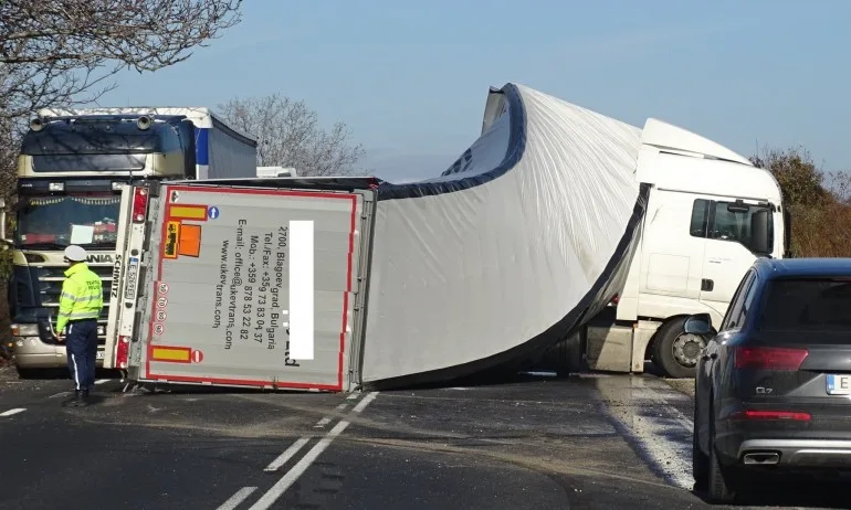 ТИР се обърна на Е-79 край Дупница, има разлив на гориво - Tribune.bg