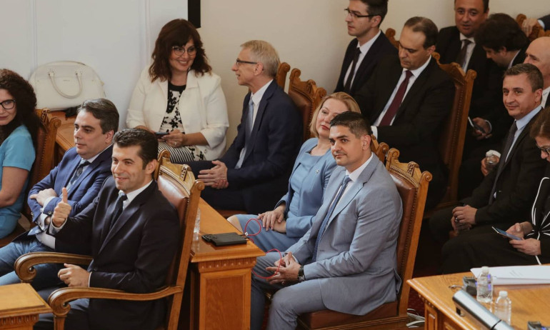 Правителството на Харвардските измамници си отиде - Tribune.bg