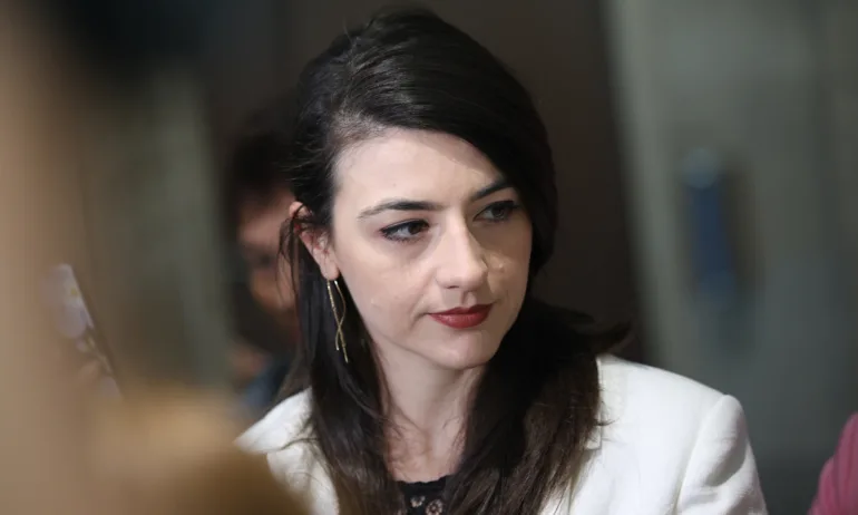 Лена Бориславова се сбогува с депутатството. Това споделя тя във Фейсбук - Tribune.bg