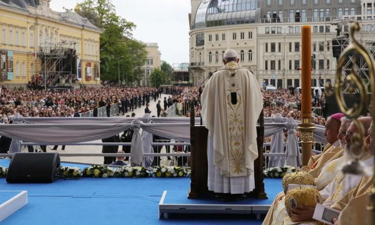 Папа Франциск отслужи Света литургия в София - Tribune.bg