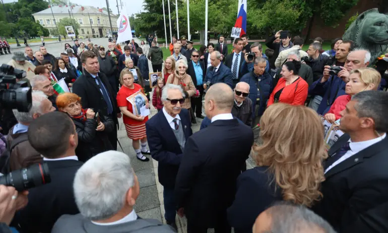 Радев и Йотова поднесоха цветя пред Паметника на Незнайния воин, посрещнаха ги с руски знамена 