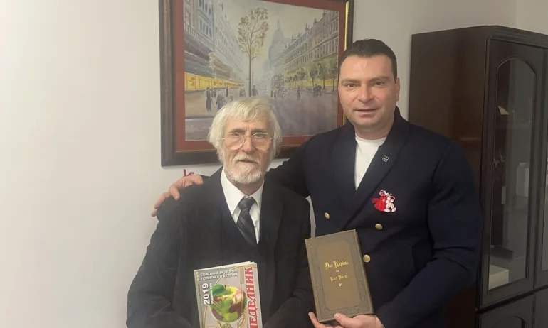 Калоян Паргов с безценен подарък за библиотеката на СИНПИ - Tribune.bg