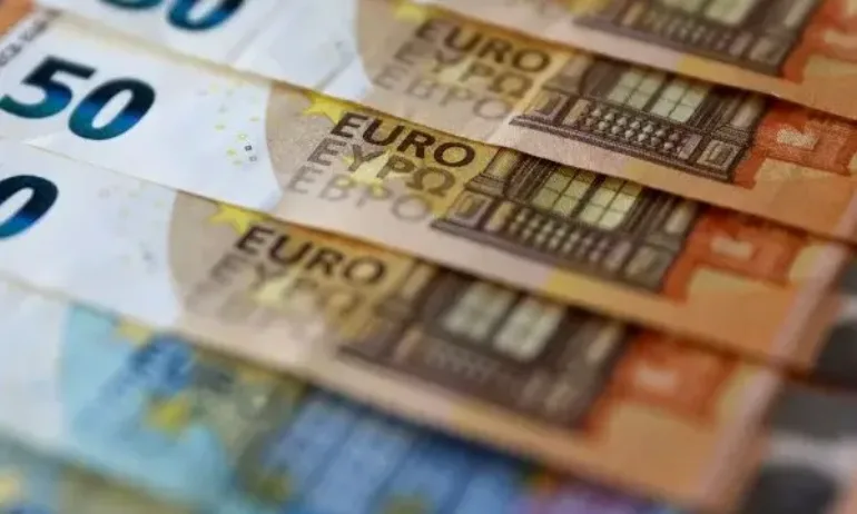 Срив на еврото спрямо долара до 20-годишно дъно - Tribune.bg