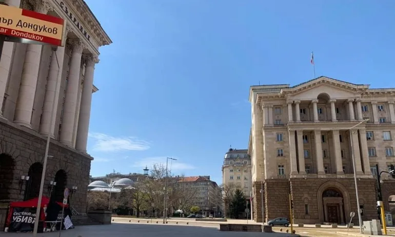 Катунът на жълтите павета се е саморазпуснал, само една шатра е оставена да стои празна - Tribune.bg