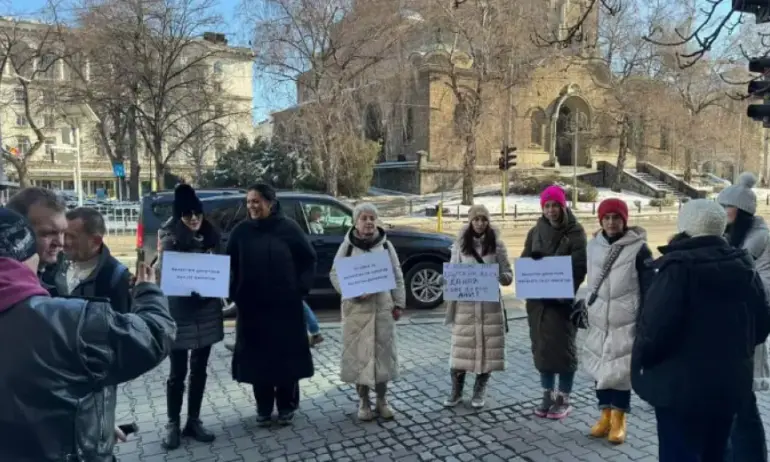 Родители протестират пред МЗ. Искат оставката на директора на Пирогов - Tribune.bg