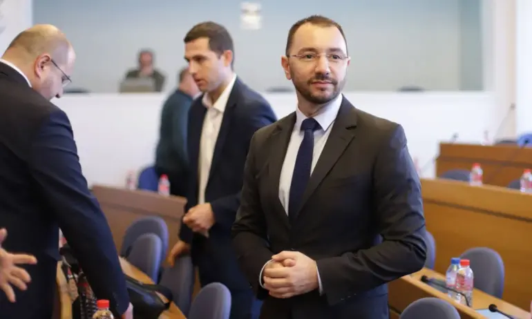 Антон Хекимян за екшъните в СОС: Безпрецедентно и срамно, ПП-ДБ-СС абдикираха (ВИДЕО) - Tribune.bg