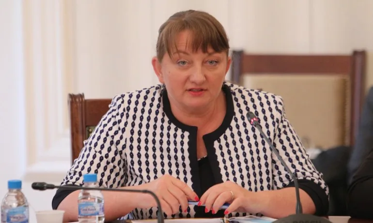 Деница Сачева: Хората, които са под прага на бедност ще получат ваучери по 120 лв. - Tribune.bg
