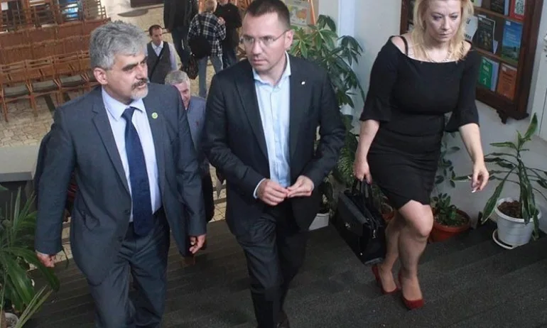 Ангел Джамбазки: Горд съм, няма друга държава, която да има химн, посветен на просветата и културата - Tribune.bg