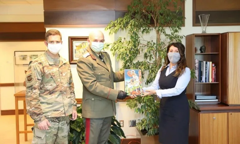 Посланик Херо Мустафа и ген. Мутафчийски с икона на св. Георги в Деня на храбростта - Tribune.bg