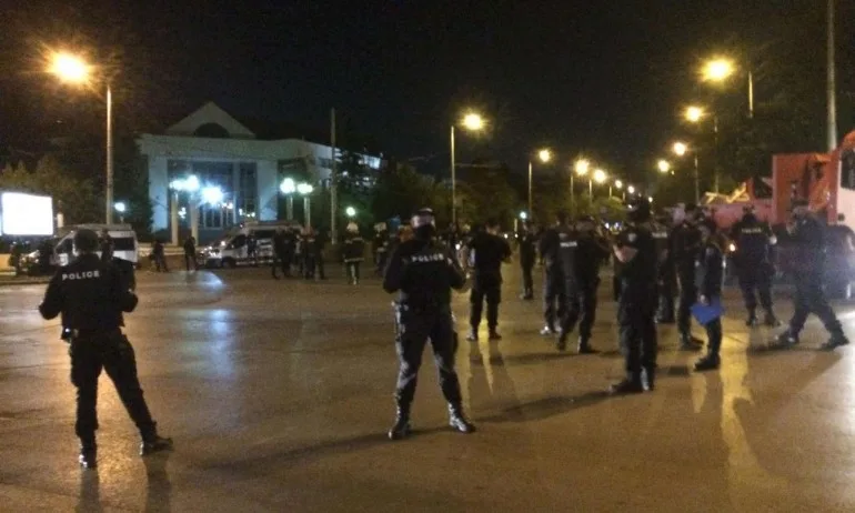 Протест пред Съдебната палата заради освобождаването на хулиганите от Румънското посолство - Tribune.bg